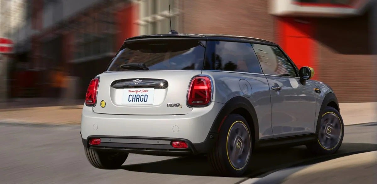 The MINI Electric Hardtop zooming around a corner downtown.